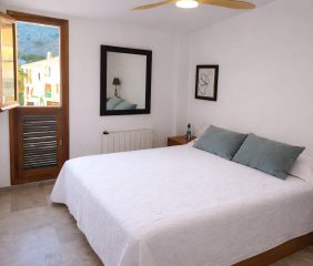 Dormitorio preparado tras la limpieza entre huéspedes, con cama vestida