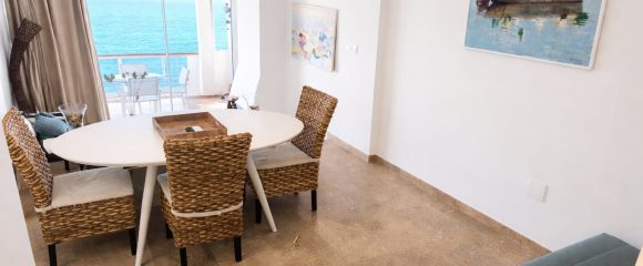 Comedor de una vivienda vacacional listo para recibir a los huéspedes