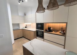 Cocina limpia y ordenada en un apartamento vacacional de Calpe