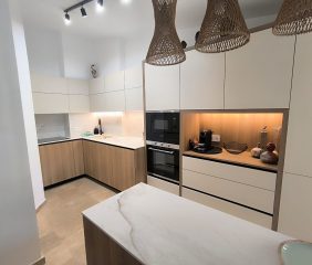 Cocina limpia y ordenada en un apartamento vacacional de Calpe
