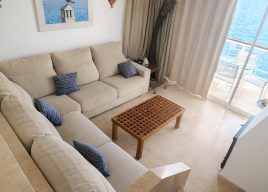Salón preparado para la llegada de los huéspedes en una vivienda de Calpe