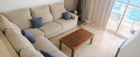 Salón preparado para la llegada de los huéspedes en una vivienda de Calpe